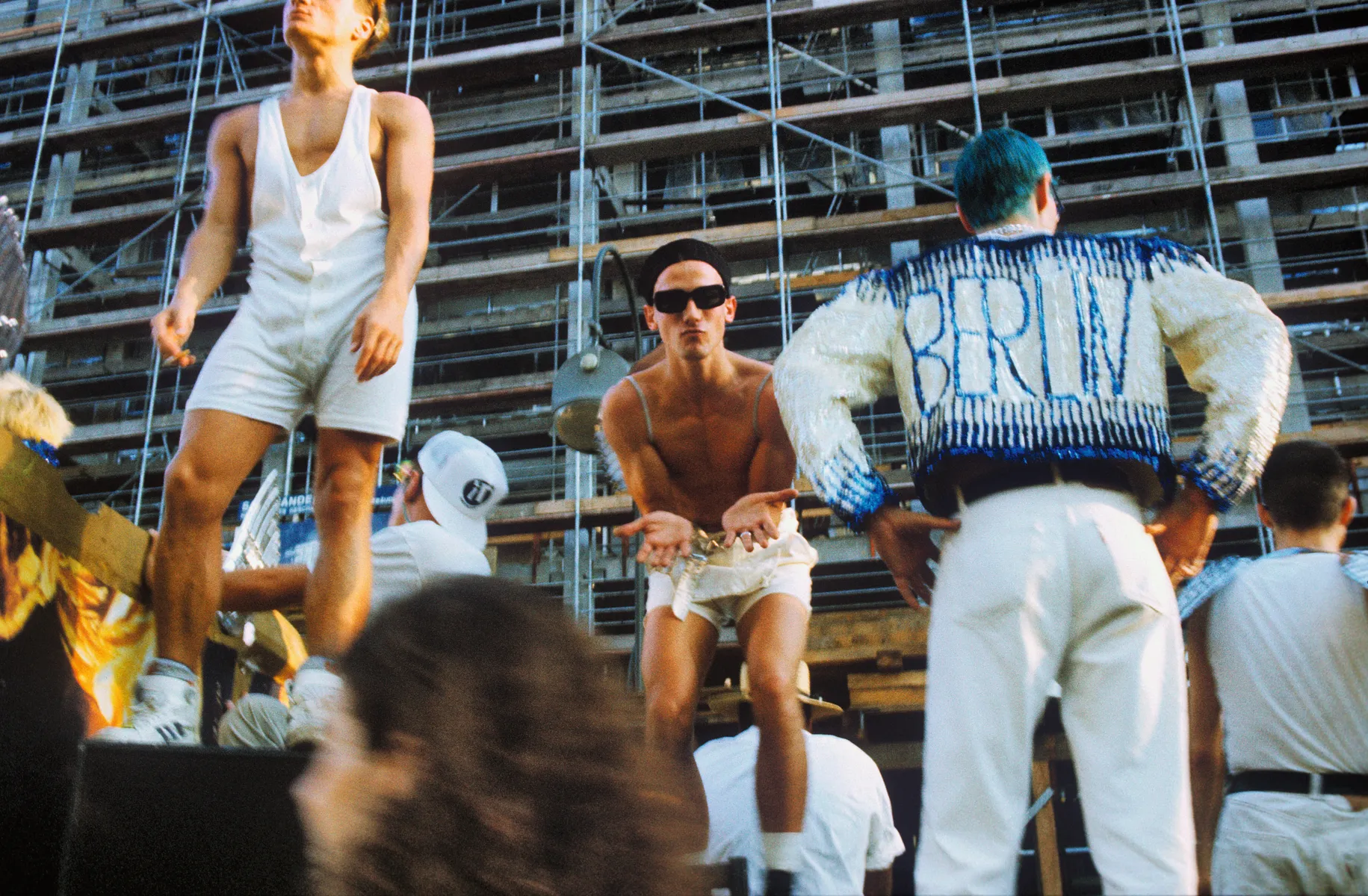 08_Annette_Hauschild_Loveparade_Planet_Wagen_mit_ua_Wotan_Wilke_Moehring_Kurfuerstendamm_Berlin_1991_c_Annette_Hauschild_OSTKREUZ_result