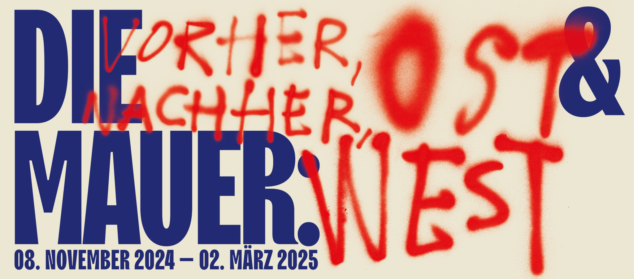 Grafik zeigt Titel der Ausstellung, in blauer Druckschrift Die Mauer. 08. November 2024 - 02. März 2025 und mit rot darüber gesprayt vorher, nachher, Ost West
